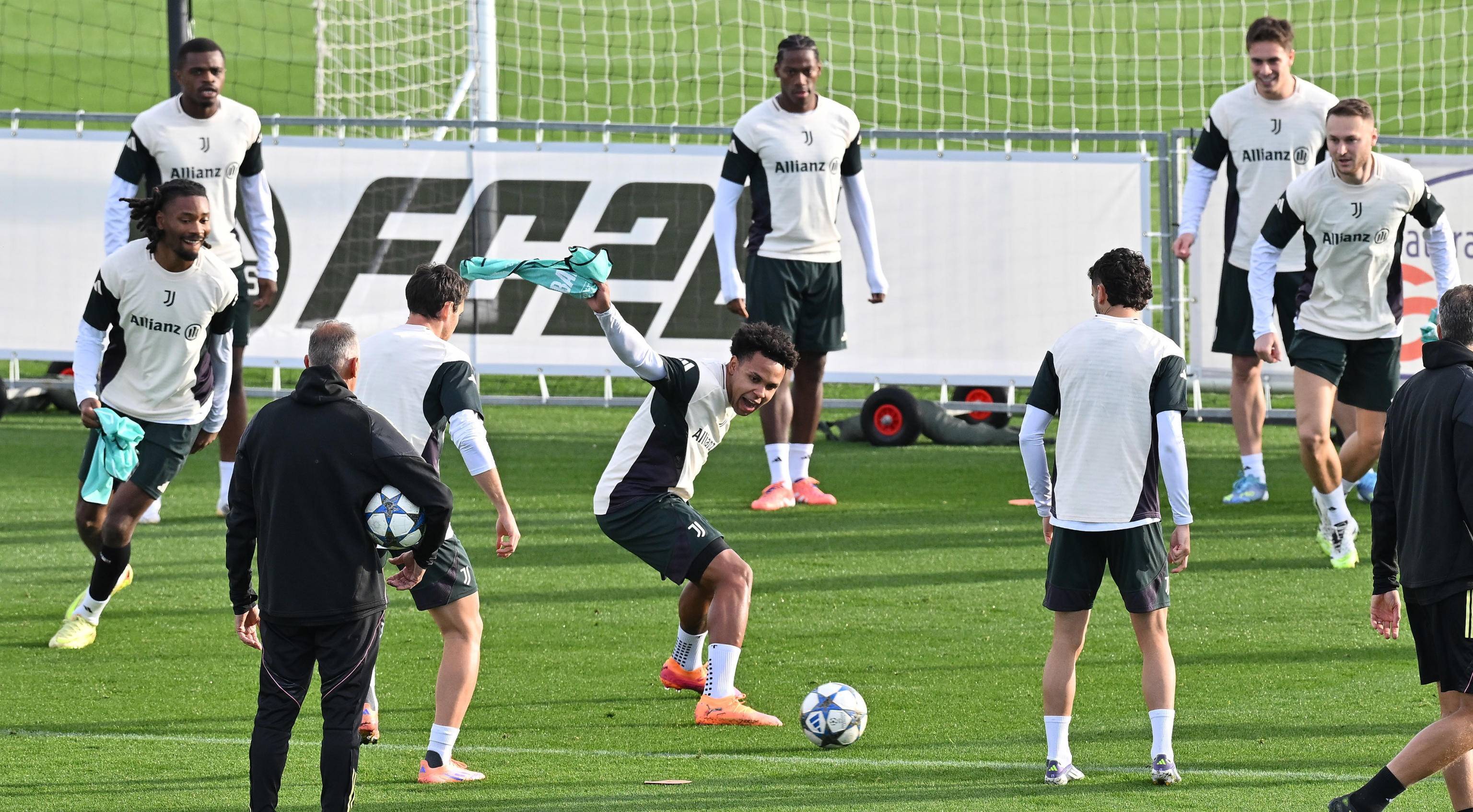 金州勇士发布备战花絮,清晨刷新队史纪录,欧冠任务艰巨,年轻球员得到机会的简单介绍 金州勇士发布备战花絮,清晨刷新队史纪录,欧冠任务艰巨,年轻球员得到机会的简单介绍