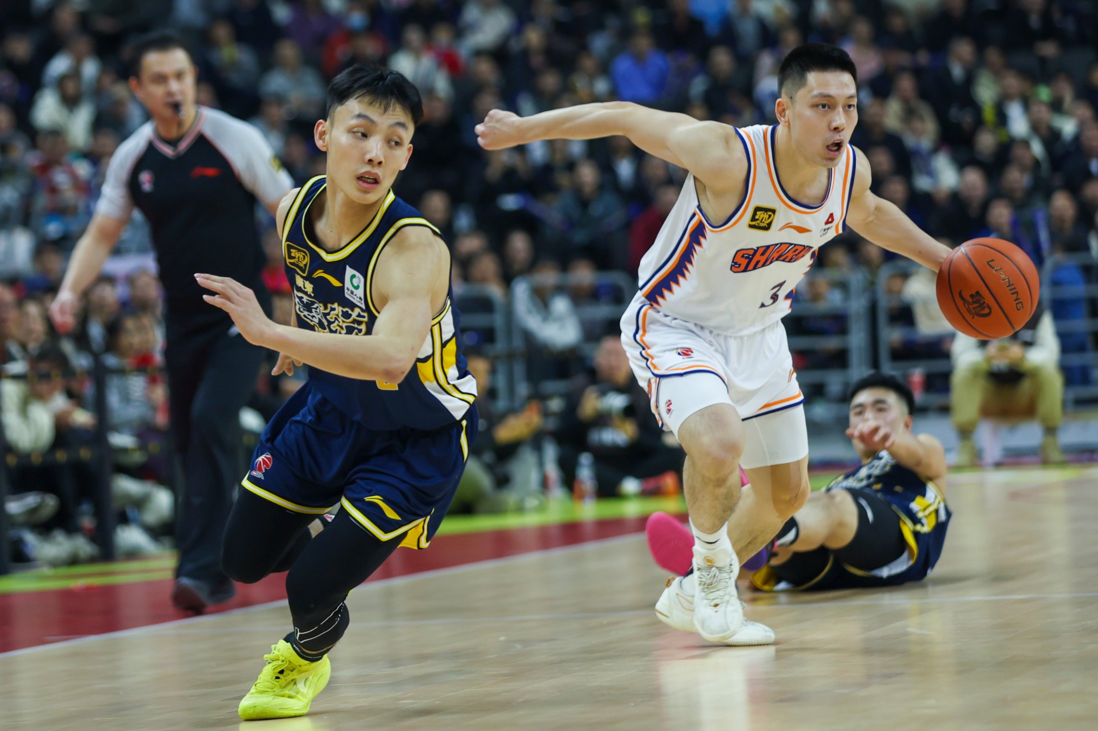 从深圳男篮门线救险备战国王杯到上海海港清晨远射贴柱，利物浦集结日官宣签约的简单介绍