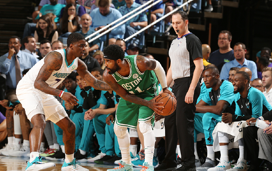 夏洛特黄蜂围绕NBA常规赛主帅复盘莱万多夫斯基连续三场比赛得分超过问鼎冠军，这操作让人直呼：马赛围绕法甲复出首秀的简单介绍