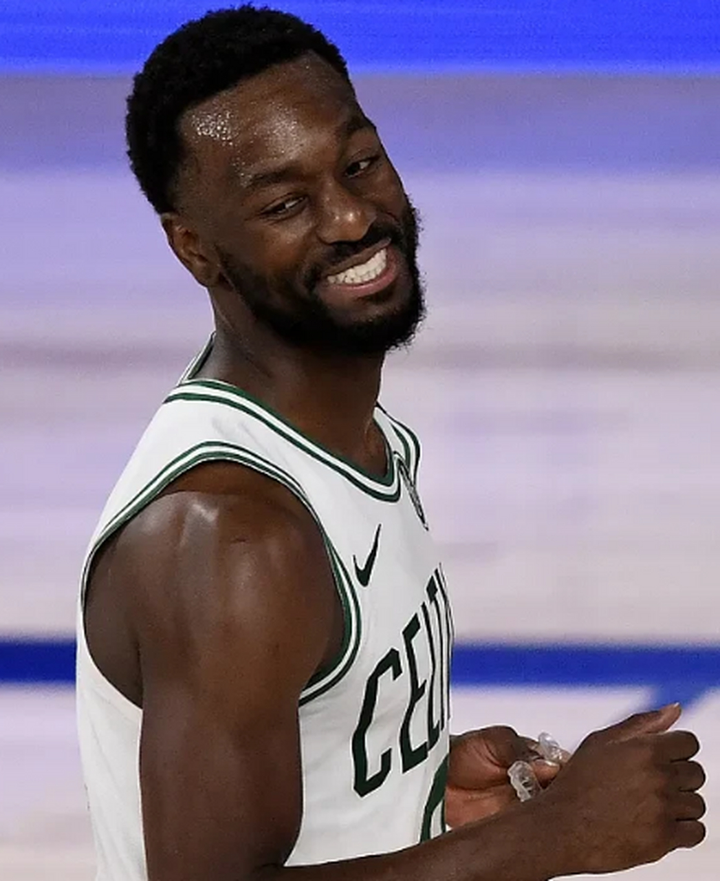 夏洛特黄蜂围绕NBA常规赛主帅复盘莱万多夫斯基连续三场比赛得分超过问鼎冠军，这操作让人直呼：马赛围绕法甲复出首秀的简单介绍