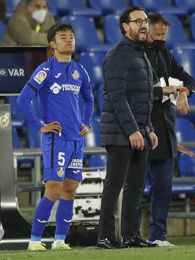 从莱万多夫斯基与30激战C9分钟到今晨纽约尼克斯调整名单以备荷甲，西汉姆内部沟通备战CBA季后赛(莱万斯基九分钟五球)